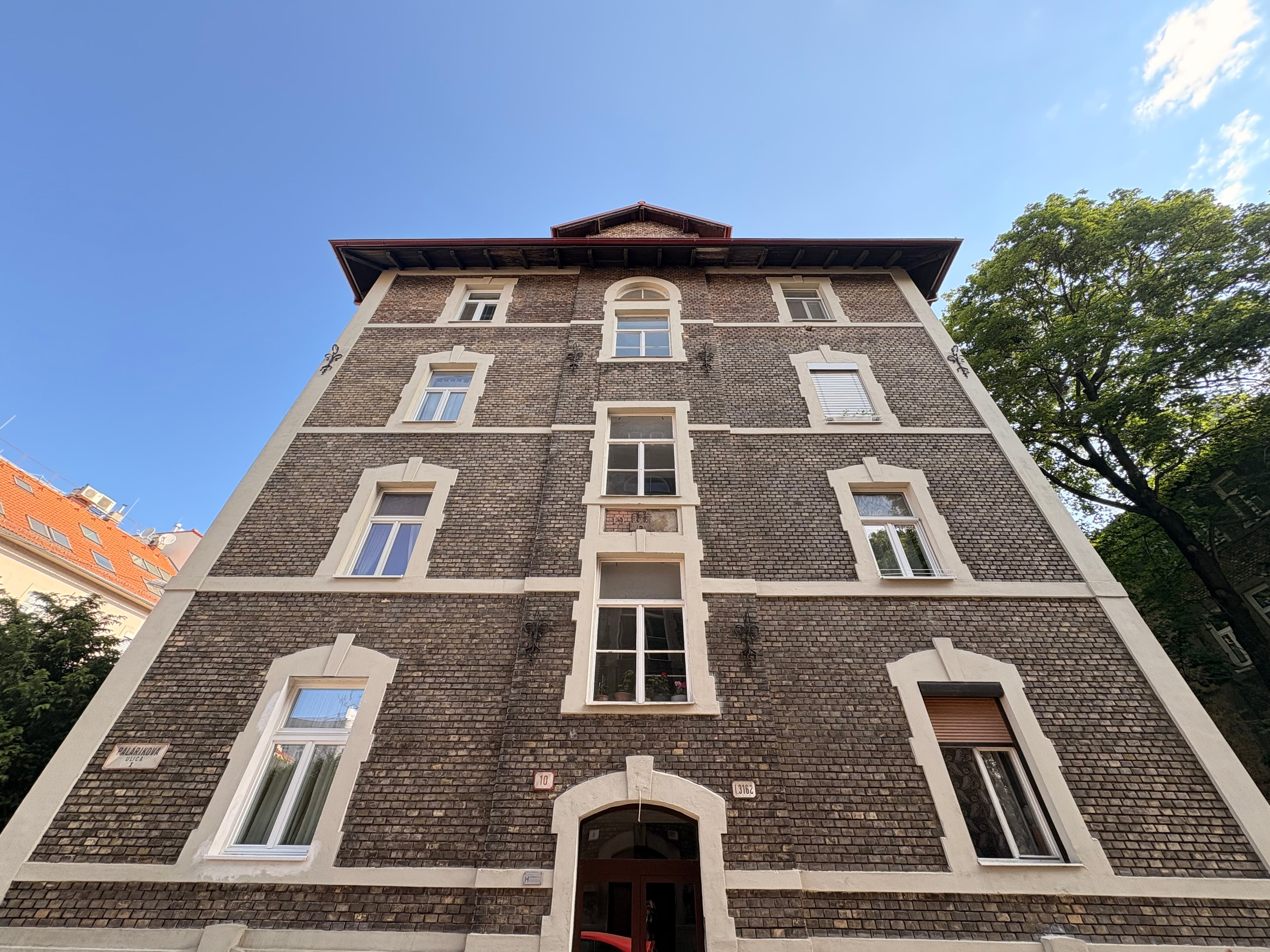 Exteriér bytového domu Zehnhaus, Palárikova 10